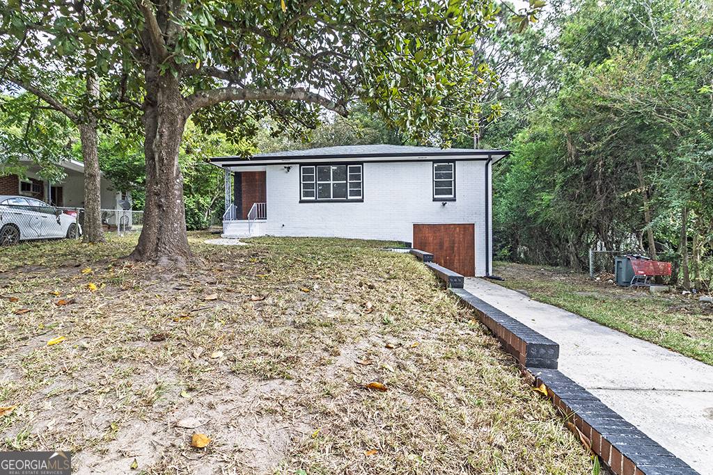 a view of a house with a yard