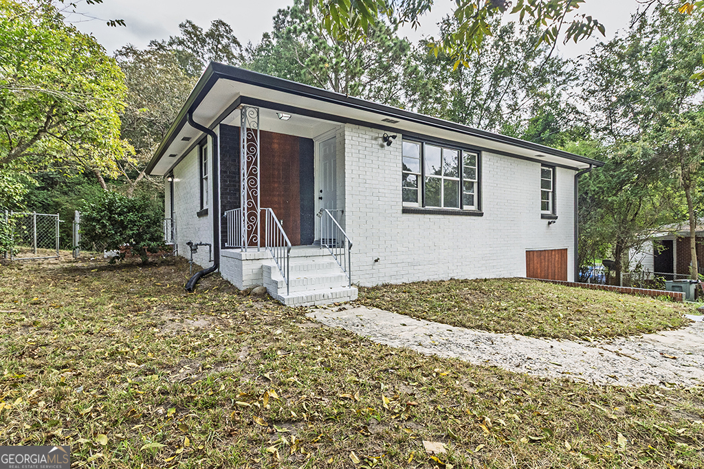 1124 North Beddingfield Drive Macon, GA 31206 - Photo 2 of 34 a front view of a house with a yard