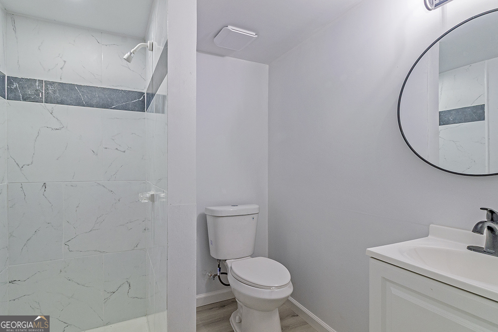 1124 North Beddingfield Drive Macon, GA 31206 - Photo 24 of 34 a bathroom with a sink and a mirror