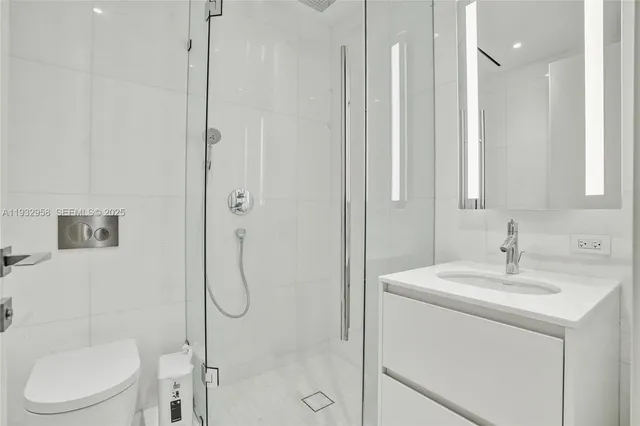 $4,999,000 | 300 Biscayne Blvd Way, Unit 3304C, Miami, FL 33131