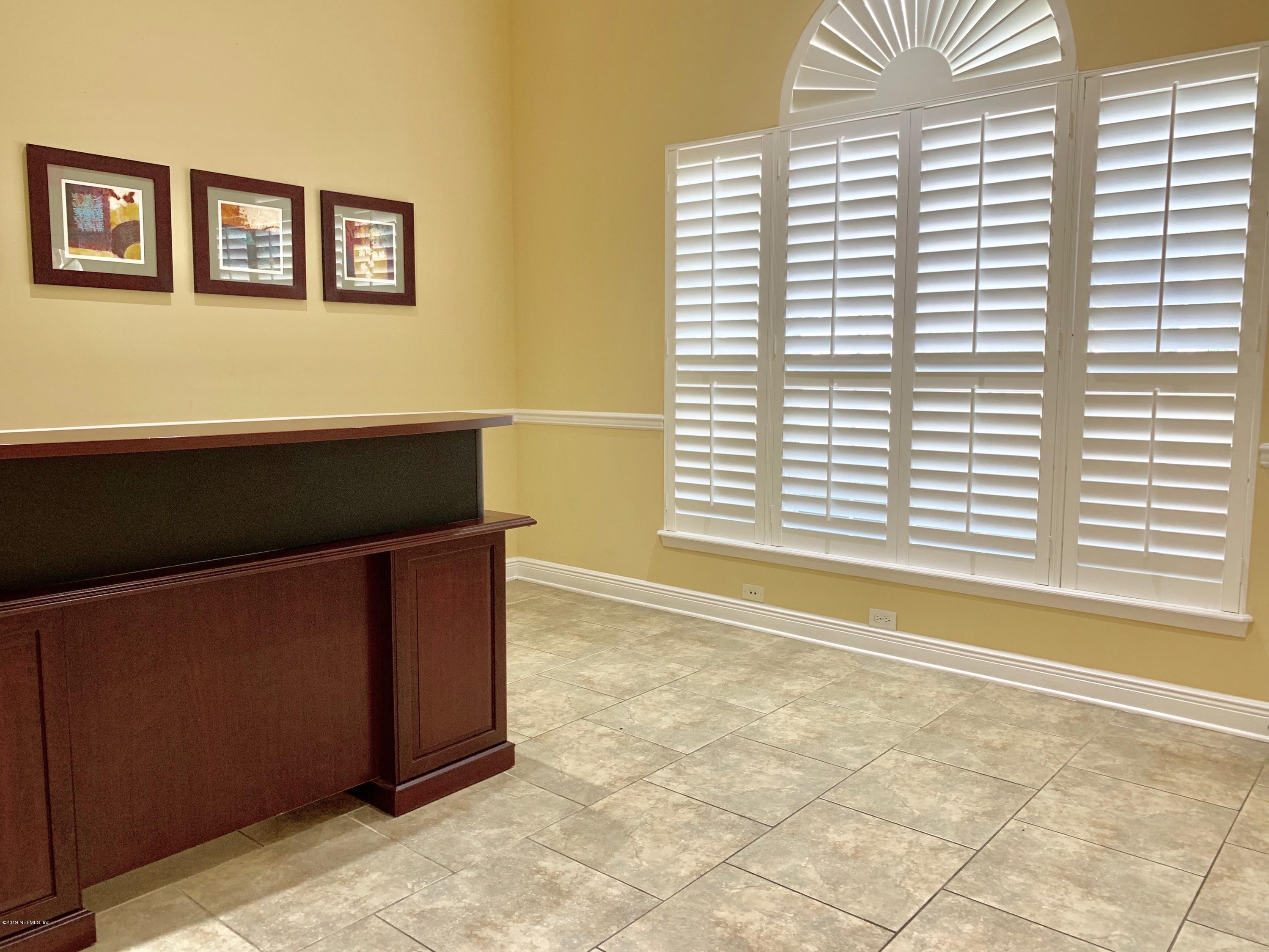 4465 Baymeadows Road, Unit 3 Jacksonville, FL 32217 - Photo 4 of 12 a room with a bed and a window