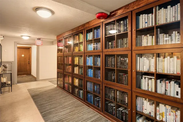 a livingroom with a book shelf with books