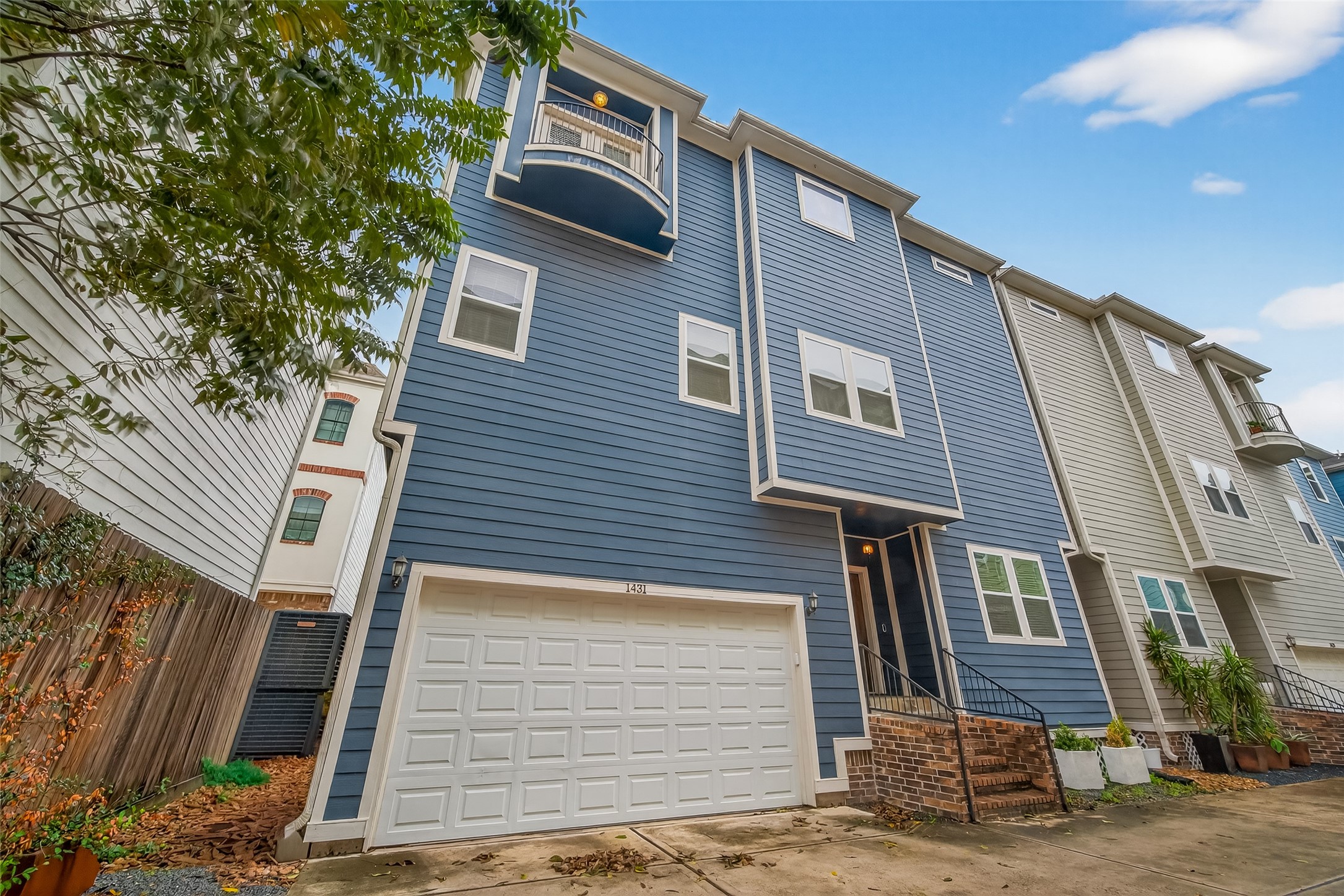 1431 West 25th Street Houston, TX 77008 - Photo 2 of 43 a front view of a house