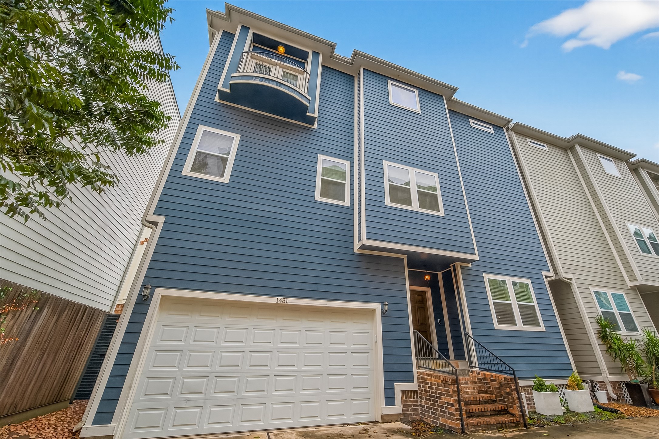 1431 West 25th Street Houston, TX 77008 - Photo 3 of 43 a front view of a house