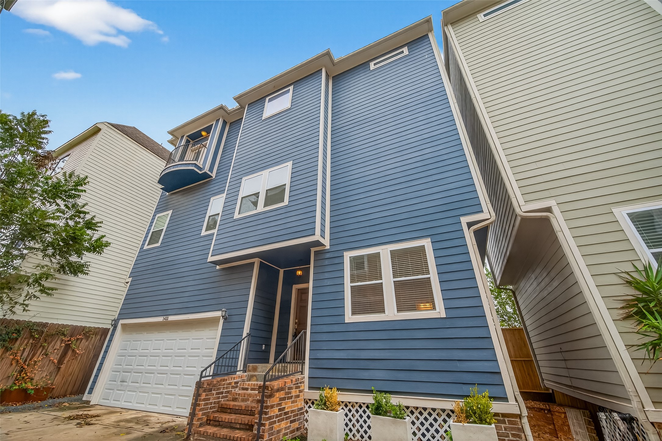 1431 West 25th Street Houston, TX 77008 - Photo 4 of 43 a front view of a house