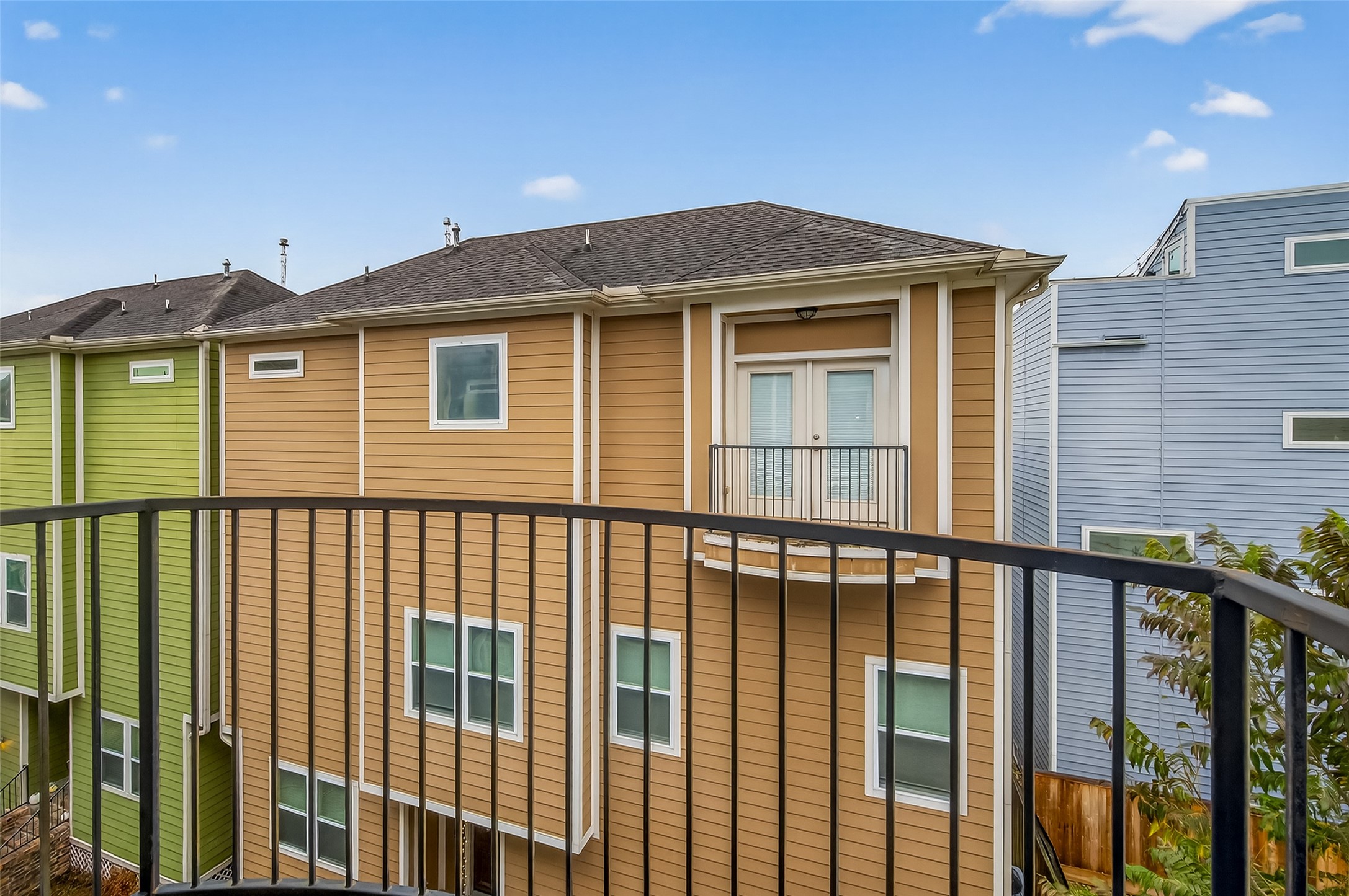 1431 West 25th Street Houston, TX 77008 - Photo 43 of 43 a front view of a house with a balcony