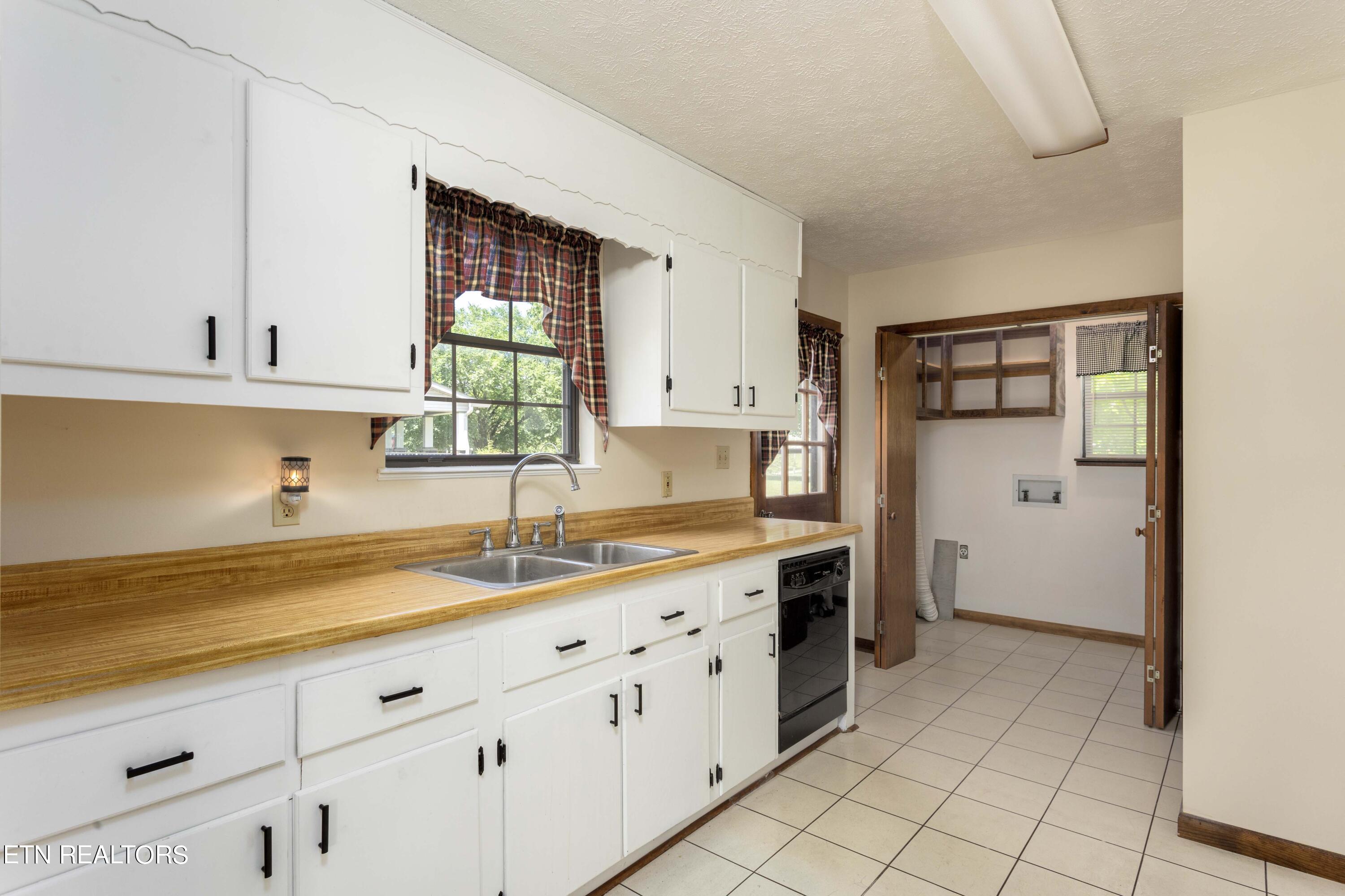 1090 Pin Hook Road Spring City, TN 37381 - Photo 13 of 41 Laundry off kitchen