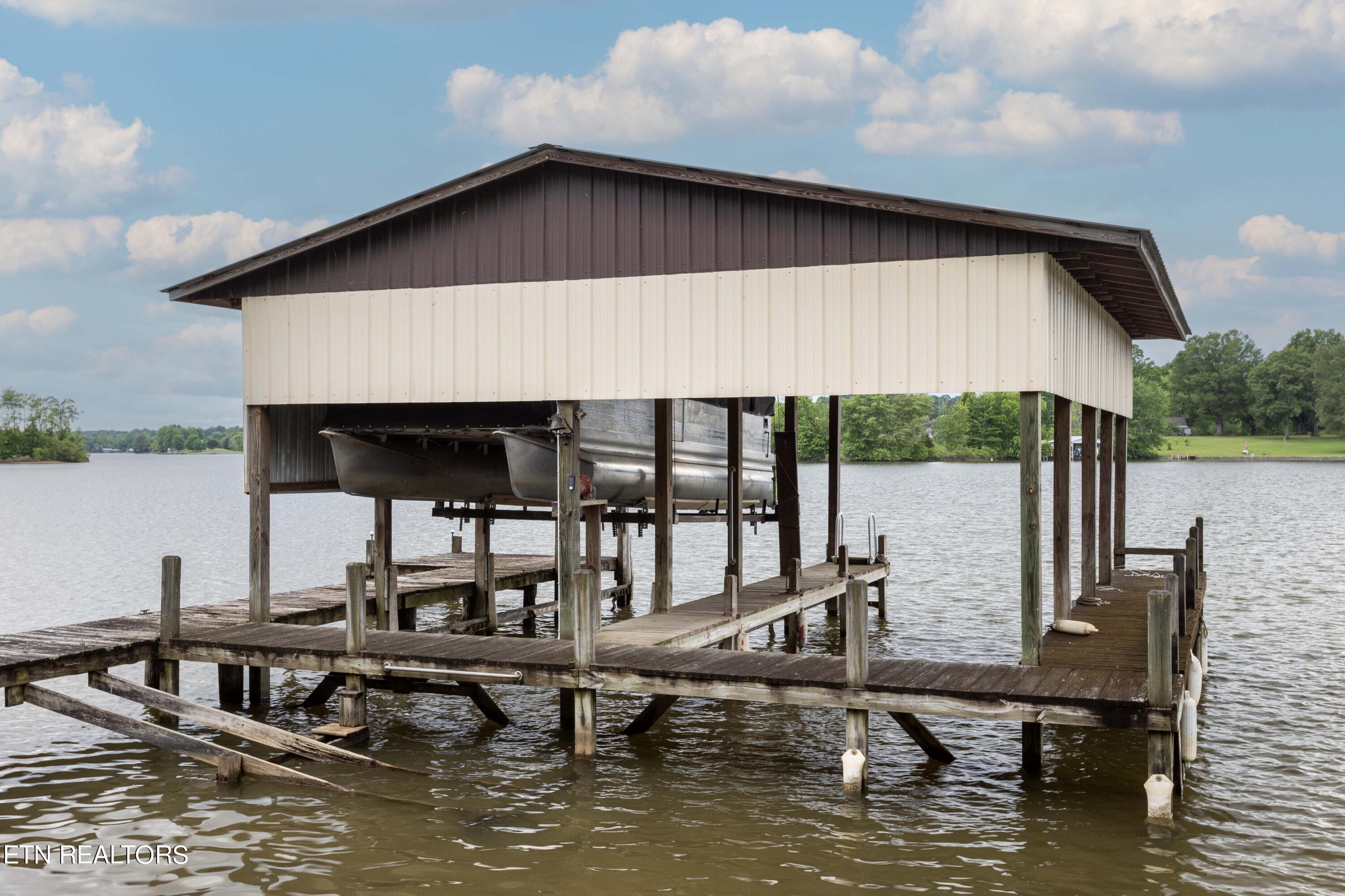 1090 Pin Hook Road Spring City, TN 37381 - Photo 34 of 41 2 slip dock with lifts