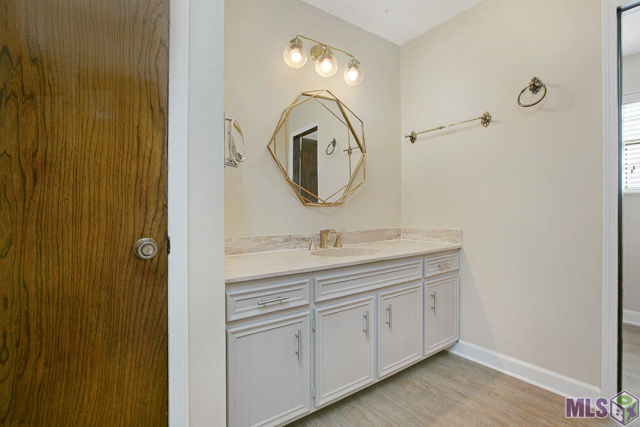 13022 Deerpath Way Baton Rouge, LA 70816 - Photo 17 of 23 Large Hall Bath!
