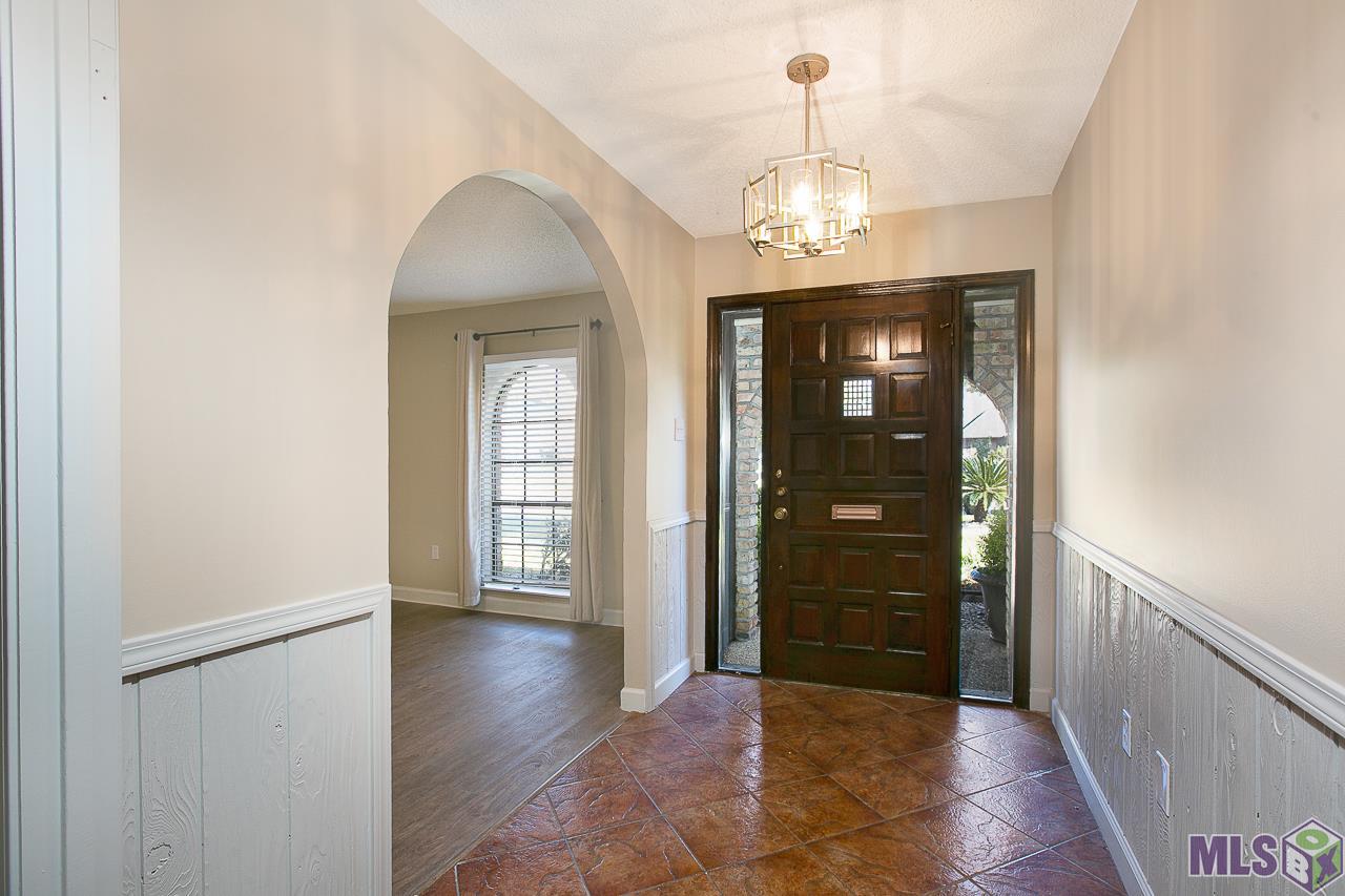 13022 Deerpath Way Baton Rouge, LA 70816 - Photo 3 of 23 Foyer