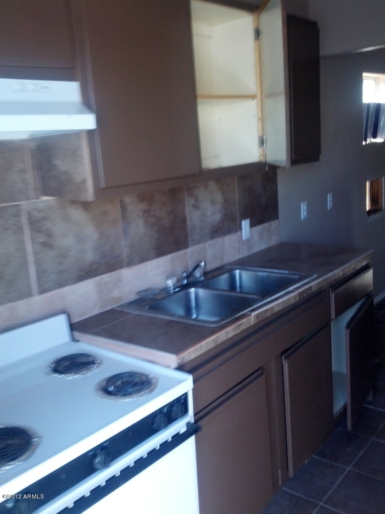 2908 West Coronado Road Phoenix, AZ 85009 - Photo 4 of 7 IMG_20120904_150820