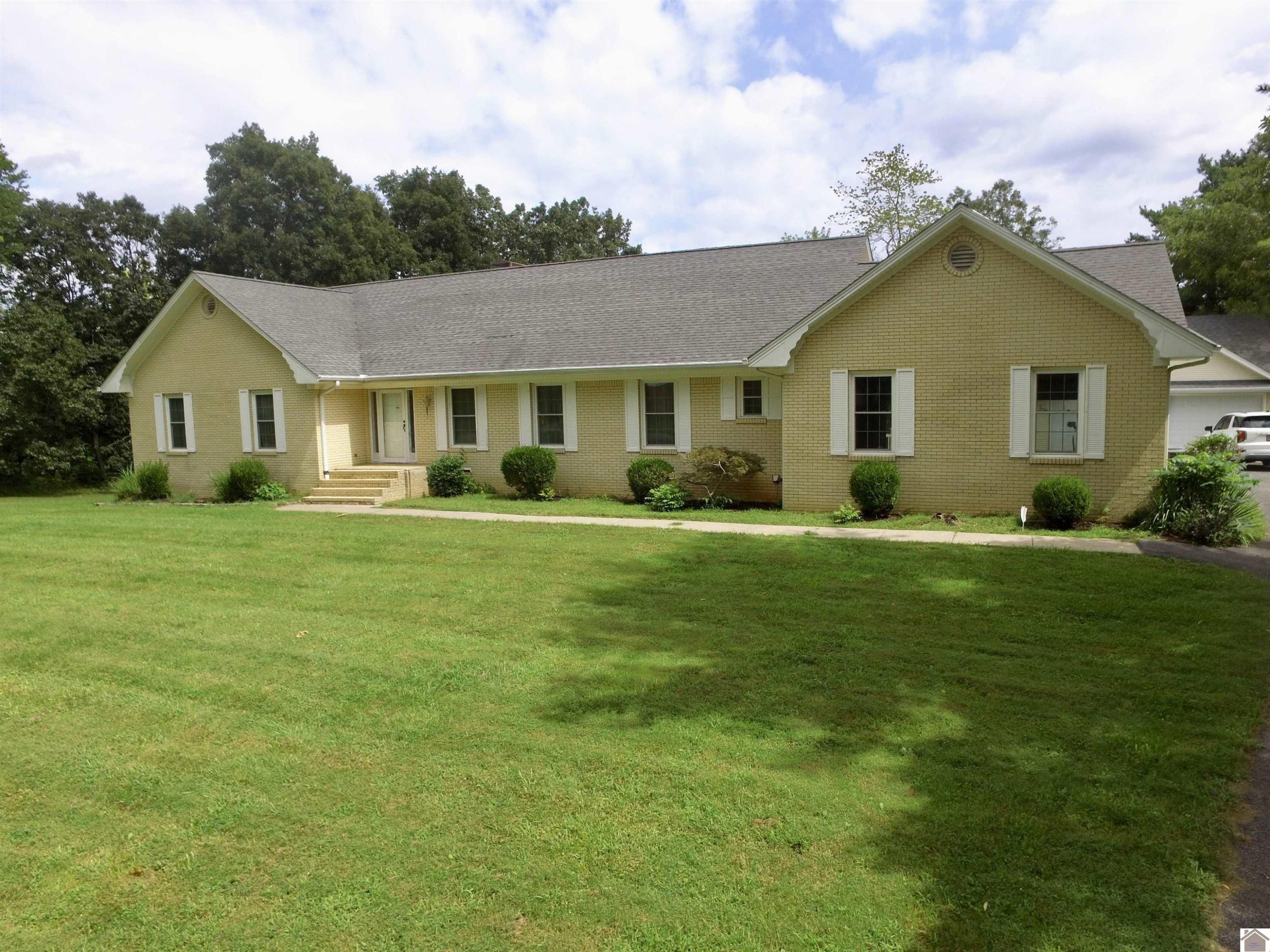 1420 South Friendship Road Paducah, KY 42003 - Photo 1 of 1 Front Exterior