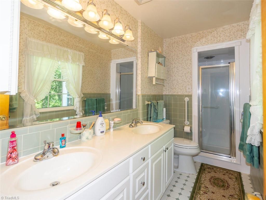 5100 Mockingbird Road Greensboro, NC 27406 - Photo 14 of 36 Master Bath
