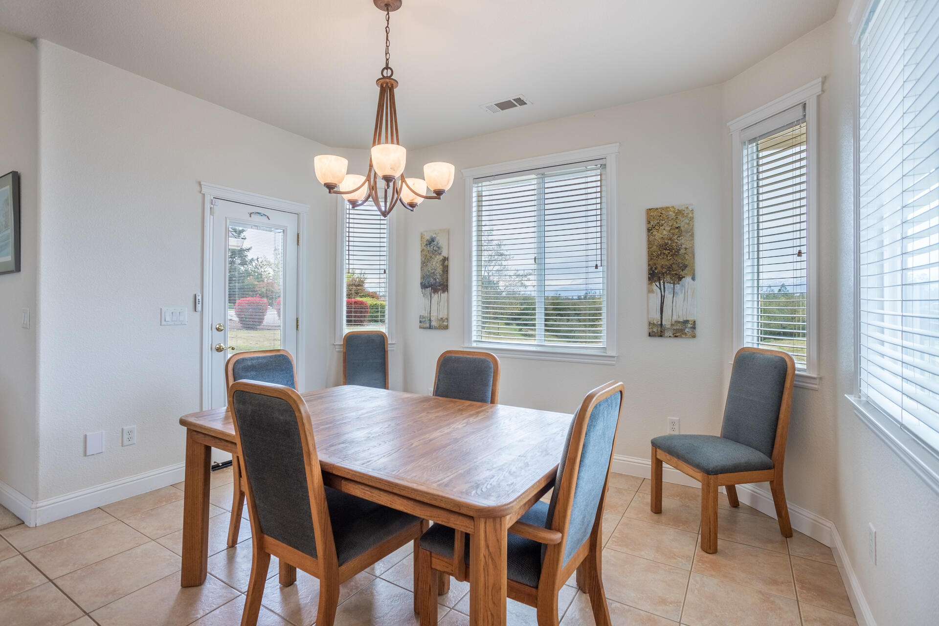 6850 Amber Ridge Drive Anderson, CA 96007 - Photo 15 of 47 Light Bright Dining Area