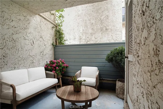 $515,000 | 18411 Hatteras Street, Unit 122, Tarzana, CA 91356