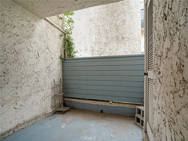 $515,000 | 18411 Hatteras Street, Unit 122, Tarzana, CA 91356