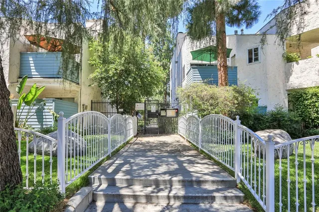 $515,000 | 18411 Hatteras Street, Unit 122, Tarzana, CA 91356