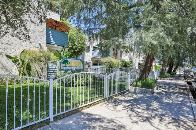$515,000 | 18411 Hatteras Street, Unit 122, Tarzana, CA 91356