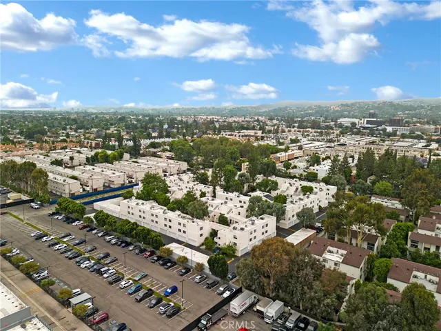 $515,000 | 18411 Hatteras Street, Unit 122, Tarzana, CA 91356