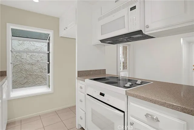 $515,000 | 18411 Hatteras Street, Unit 122, Tarzana, CA 91356