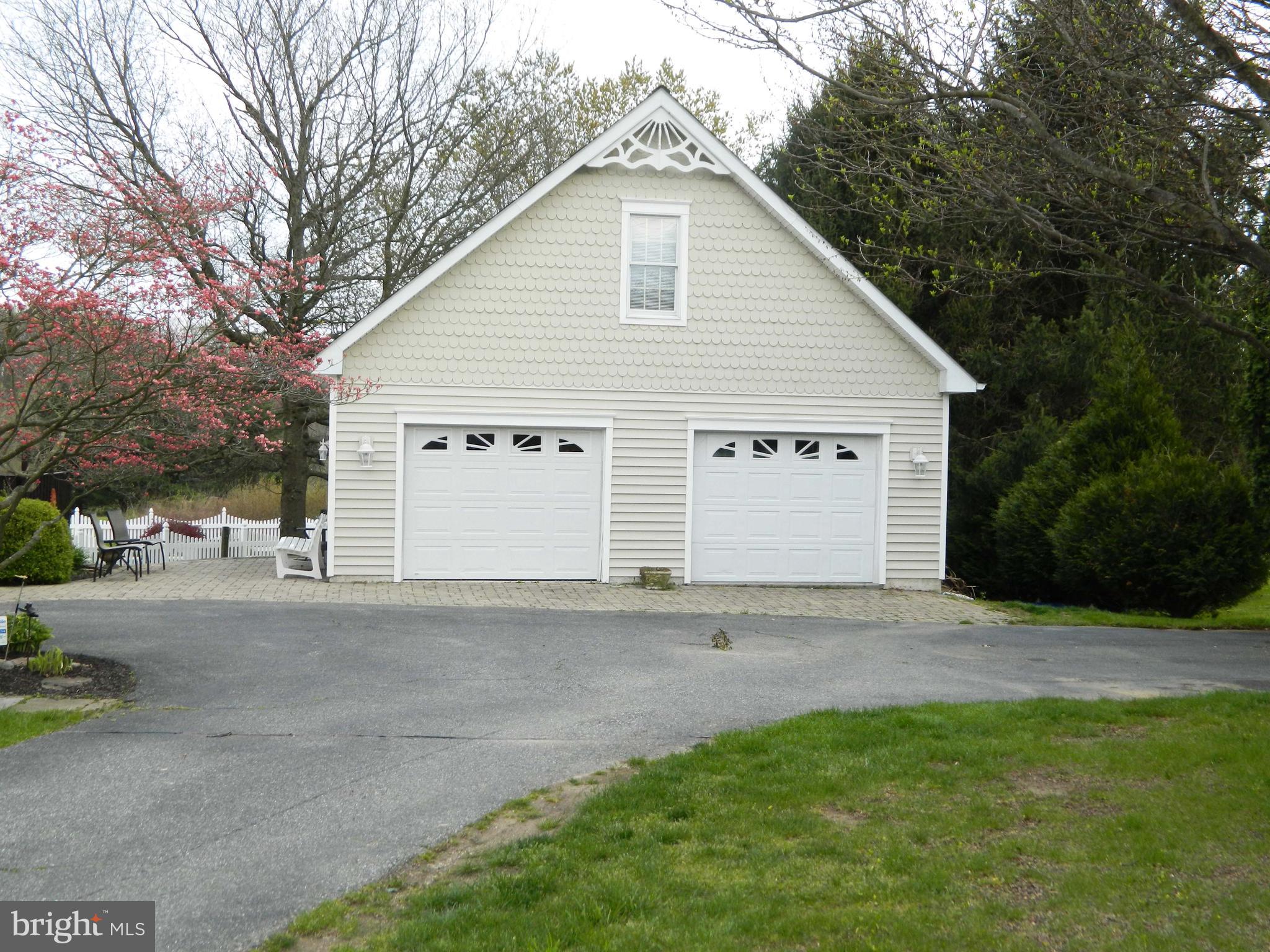 Detached 2-car garage