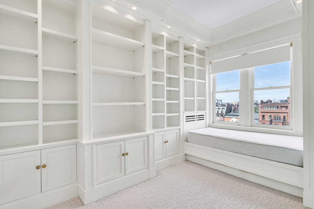 311 Commonwealth Avenue, Unit 71 Boston, MA 02115 - Photo 11 of 19 a view of an empty room with a window