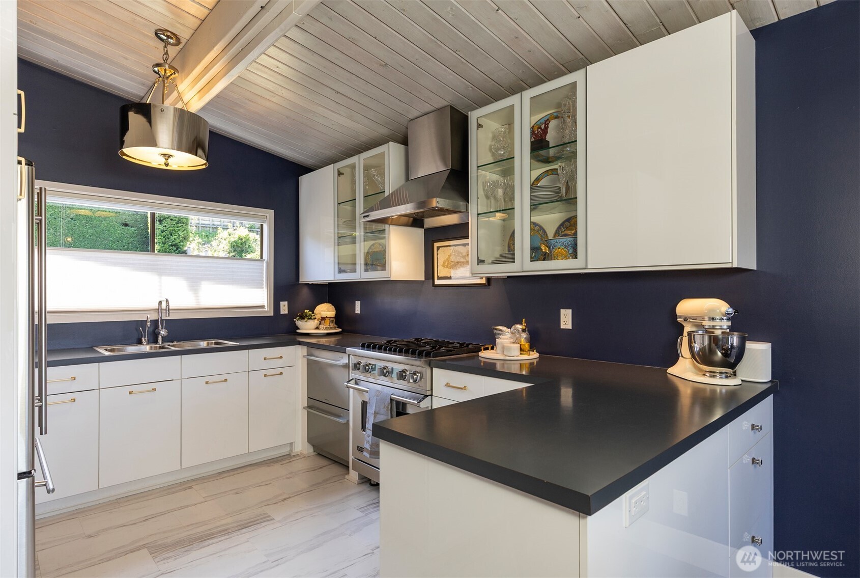 3510 West Commodore Way Seattle, WA 98199 - Photo 10 of 40