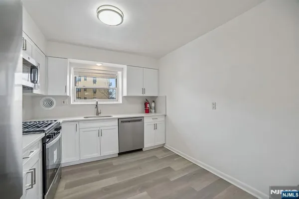 $2,950 | 2430 8th Street, Unit 5B, Fort Lee, NJ 07024