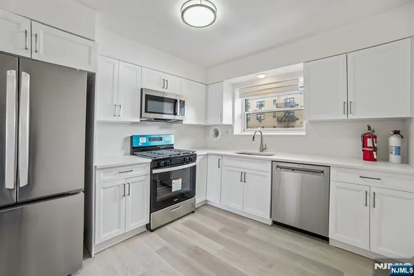 $2,950 | 2430 8th Street, Unit 5B, Fort Lee, NJ 07024