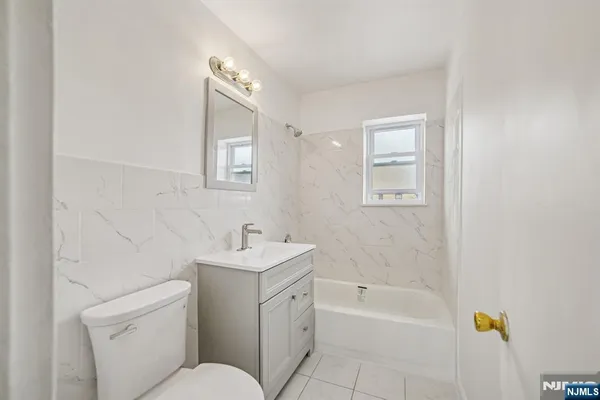 $2,950 | 2430 8th Street, Unit 5B, Fort Lee, NJ 07024