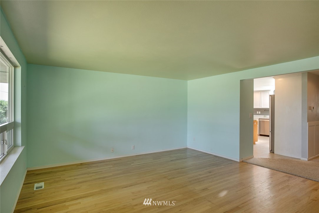 11637 Southeast 163rd Street Renton, WA 98058 - Photo 4 of 21 Gallery Image 4