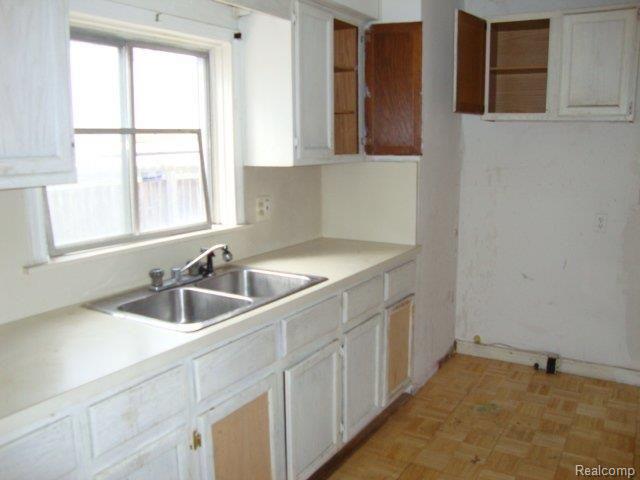 8665 Stephens Road Center Line, MI 48015 - Photo 5 of 14 005