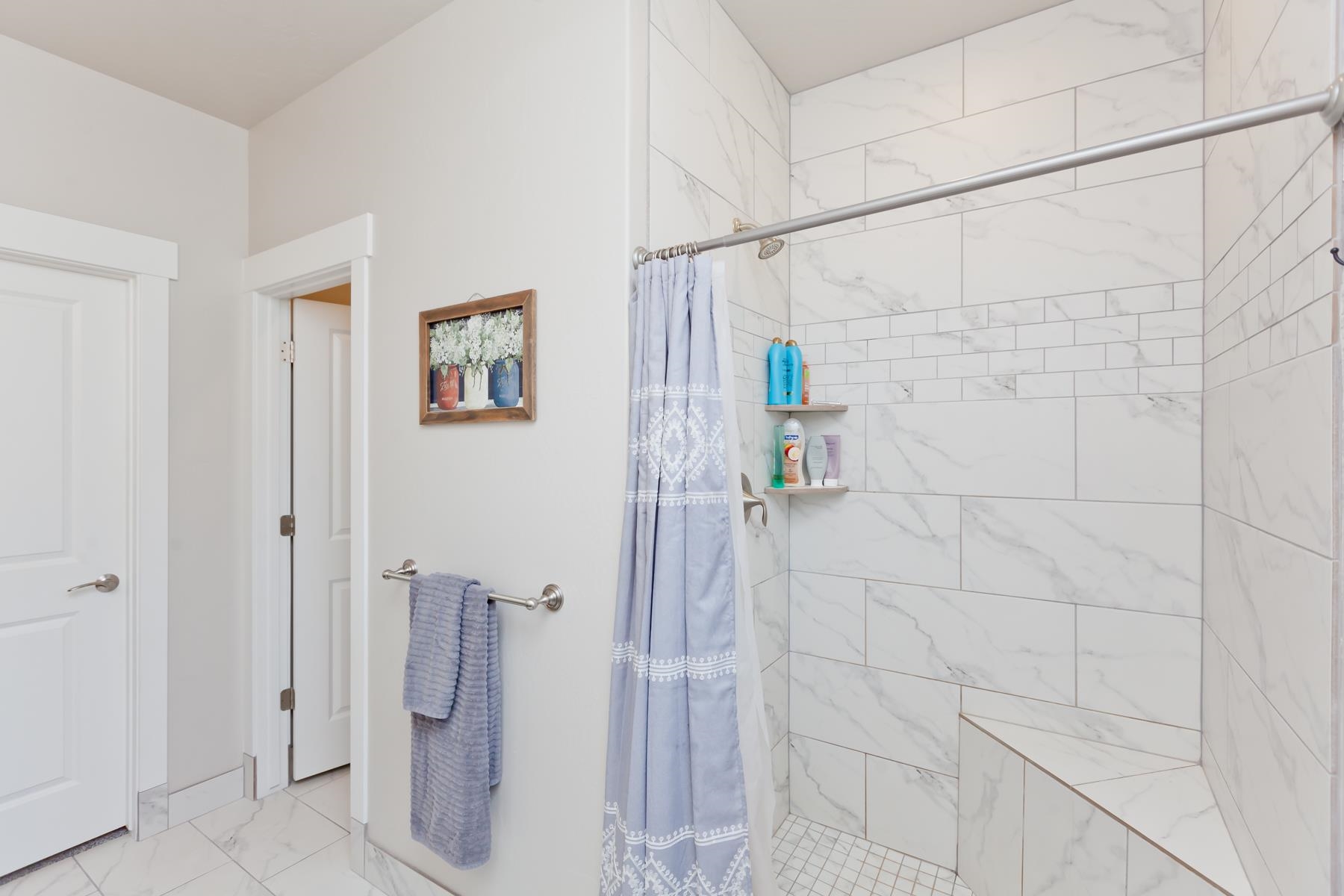 628 Thunder Ridge Drive Grand Junction, CO 81504 - Photo 23 of 37 a bathroom with a shower