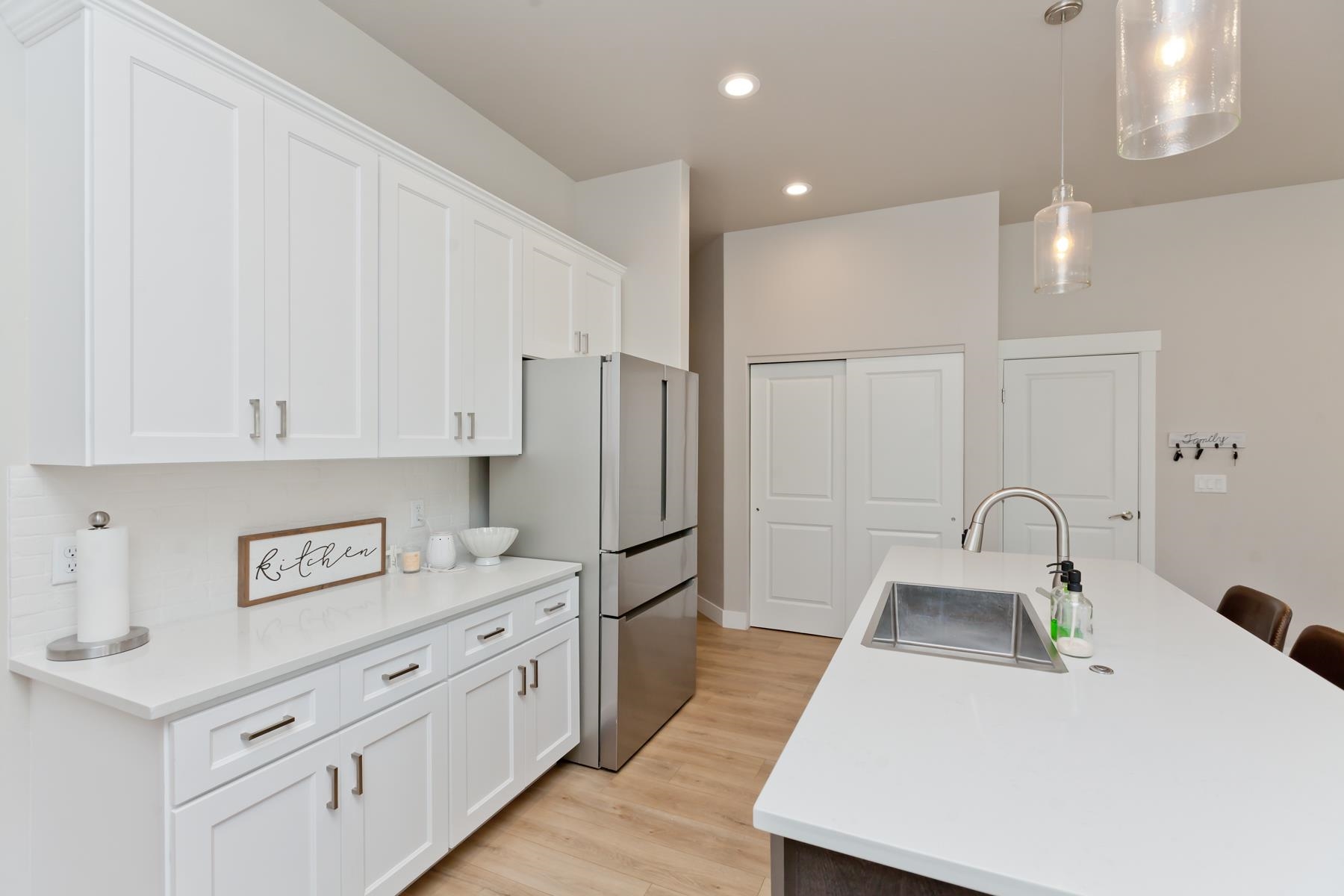628 Thunder Ridge Drive Grand Junction, CO 81504 - Photo 9 of 37 a kitchen with kitchen island a sink a stove and refrigerator