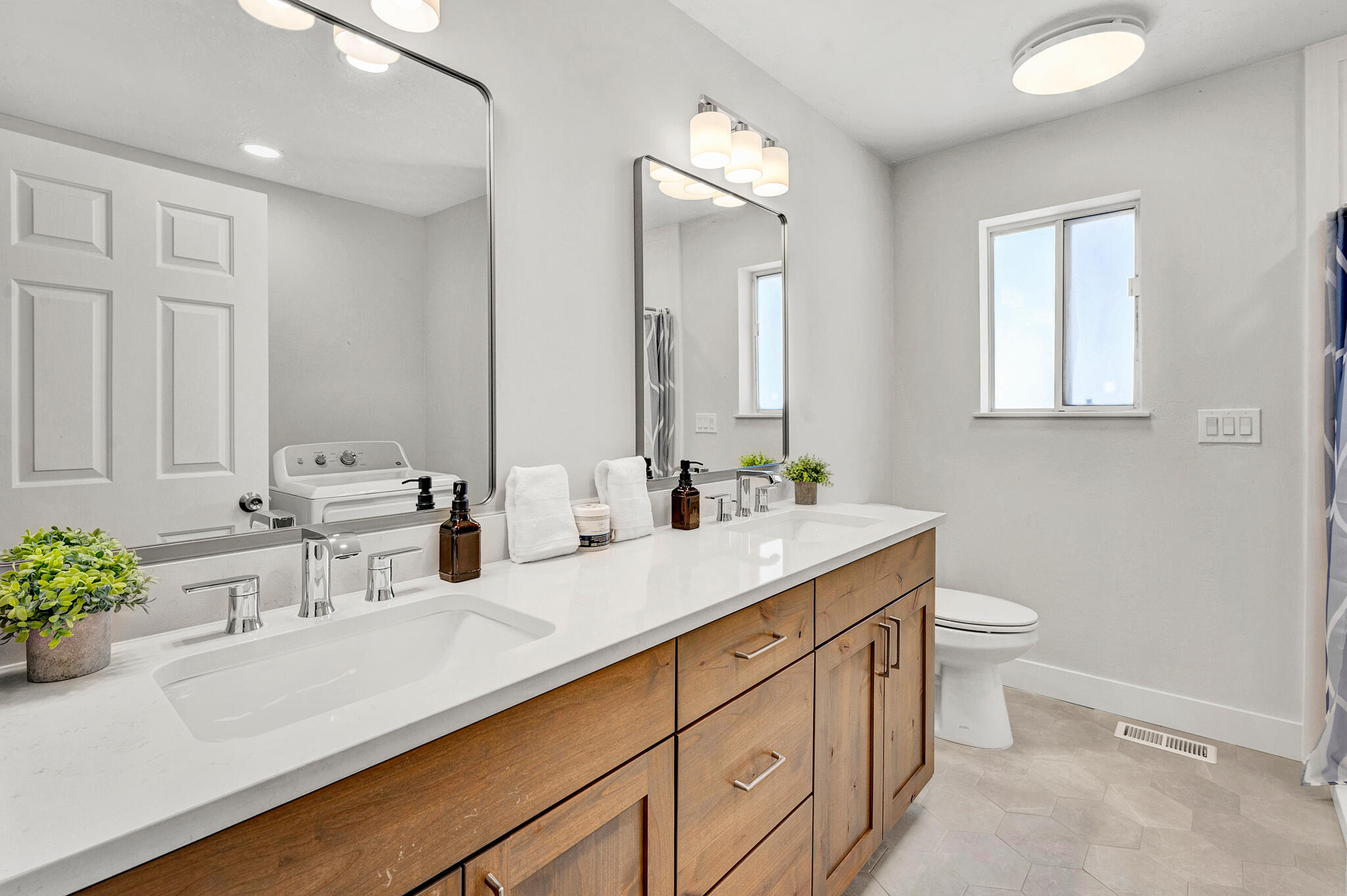 763 East Fiddlers Canyon Road Cedar City, UT 84721 - Photo 17 of 35 Master (Bathroom 2) Upstairs