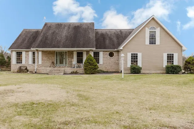 a view of back yard of the house