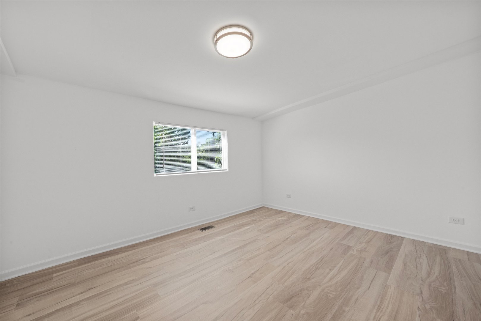 14732 Turner Avenue, Unit D Midlothian, IL 60445 - Photo 20 of 28 an empty room with a fan & a window