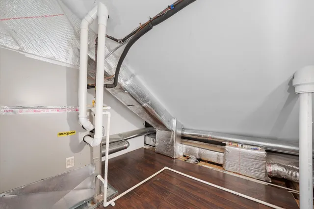 a view of entryway and kitchen