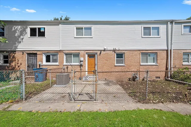 a view of a house with backyard