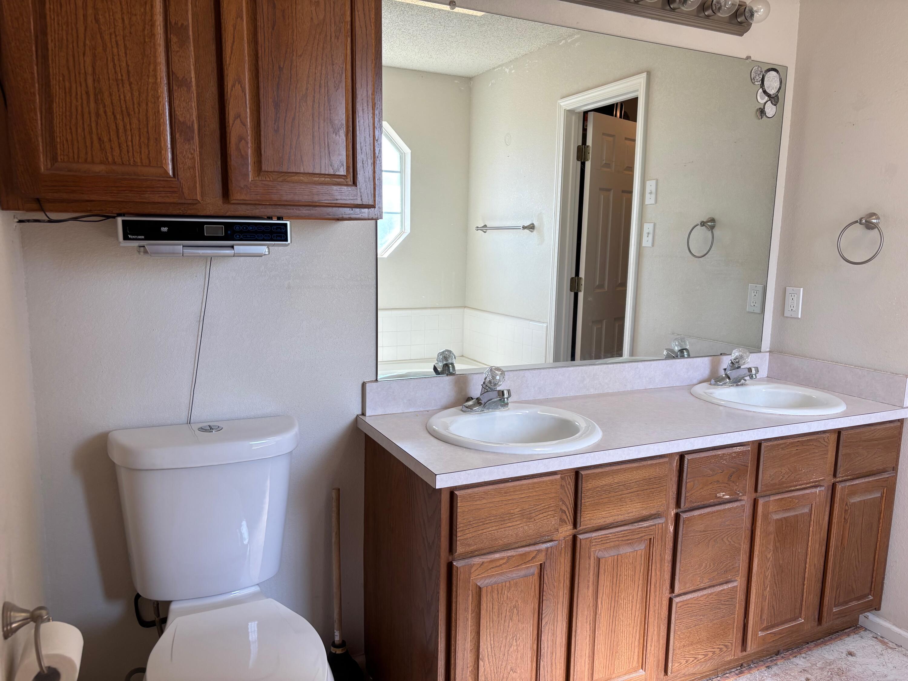 1502 Culpepper Avenue Wilson, TX 79381 - Photo 11 of 26 Primary bathroom