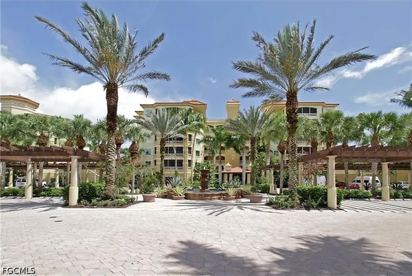 $945,000 | 2738 Tiburon Boulevard East, Unit B403, Naples, FL 34109