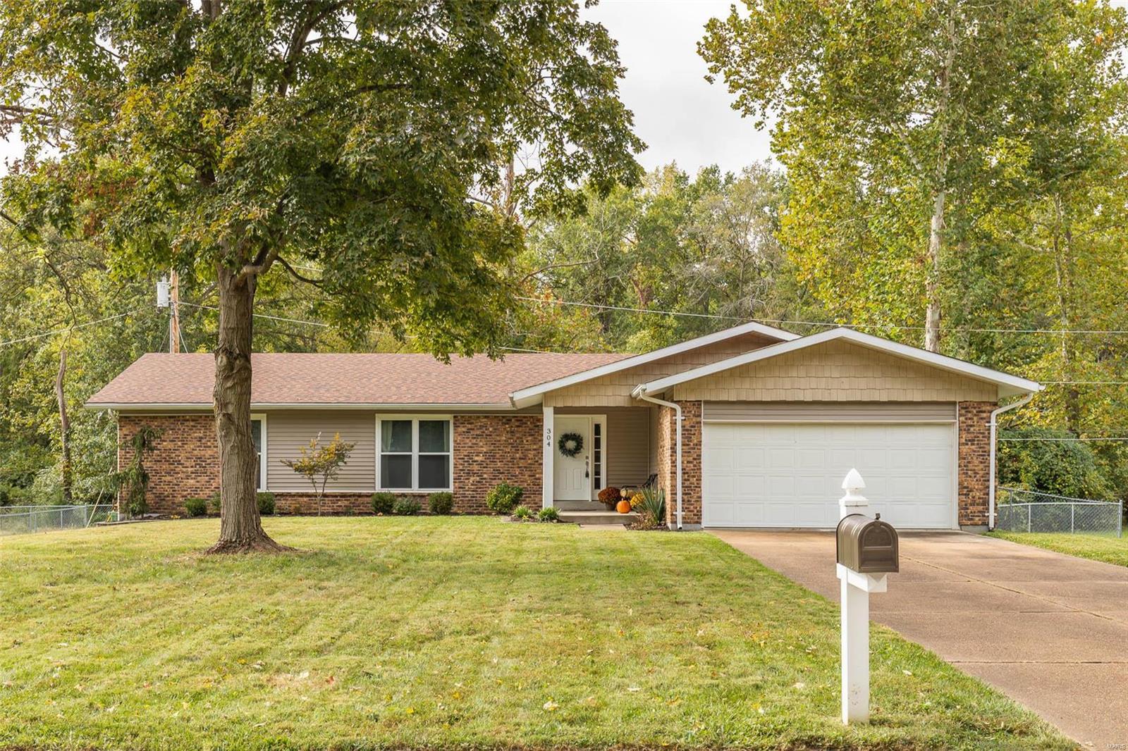 304 Ries Court Ballwin, MO 63021 - Photo 2 of 23