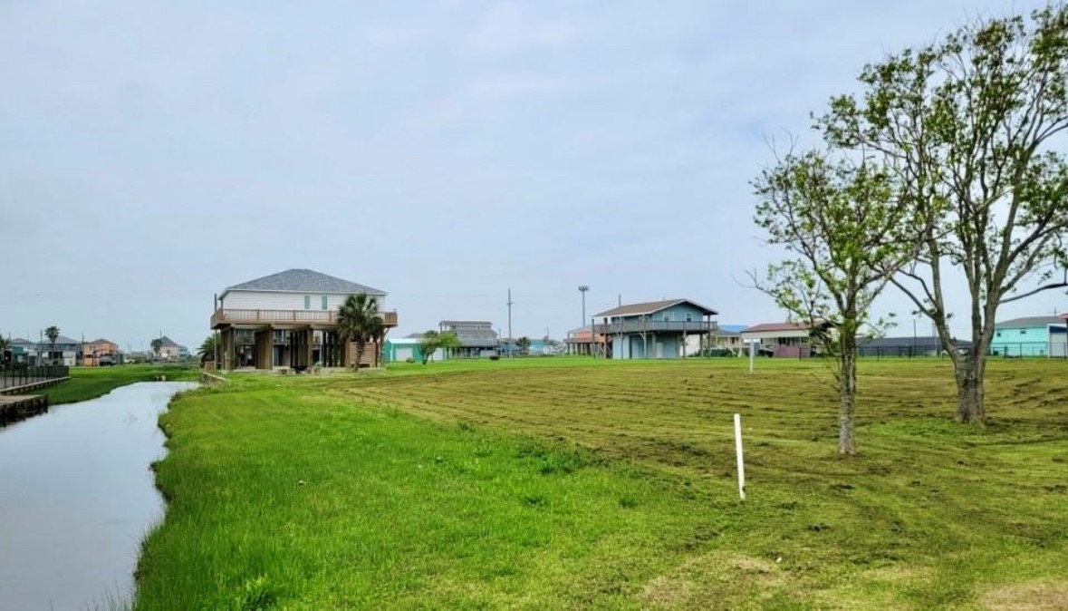 955 South Selwyn Road Crystal Beach, TX 77650 - Photo 3 of 4