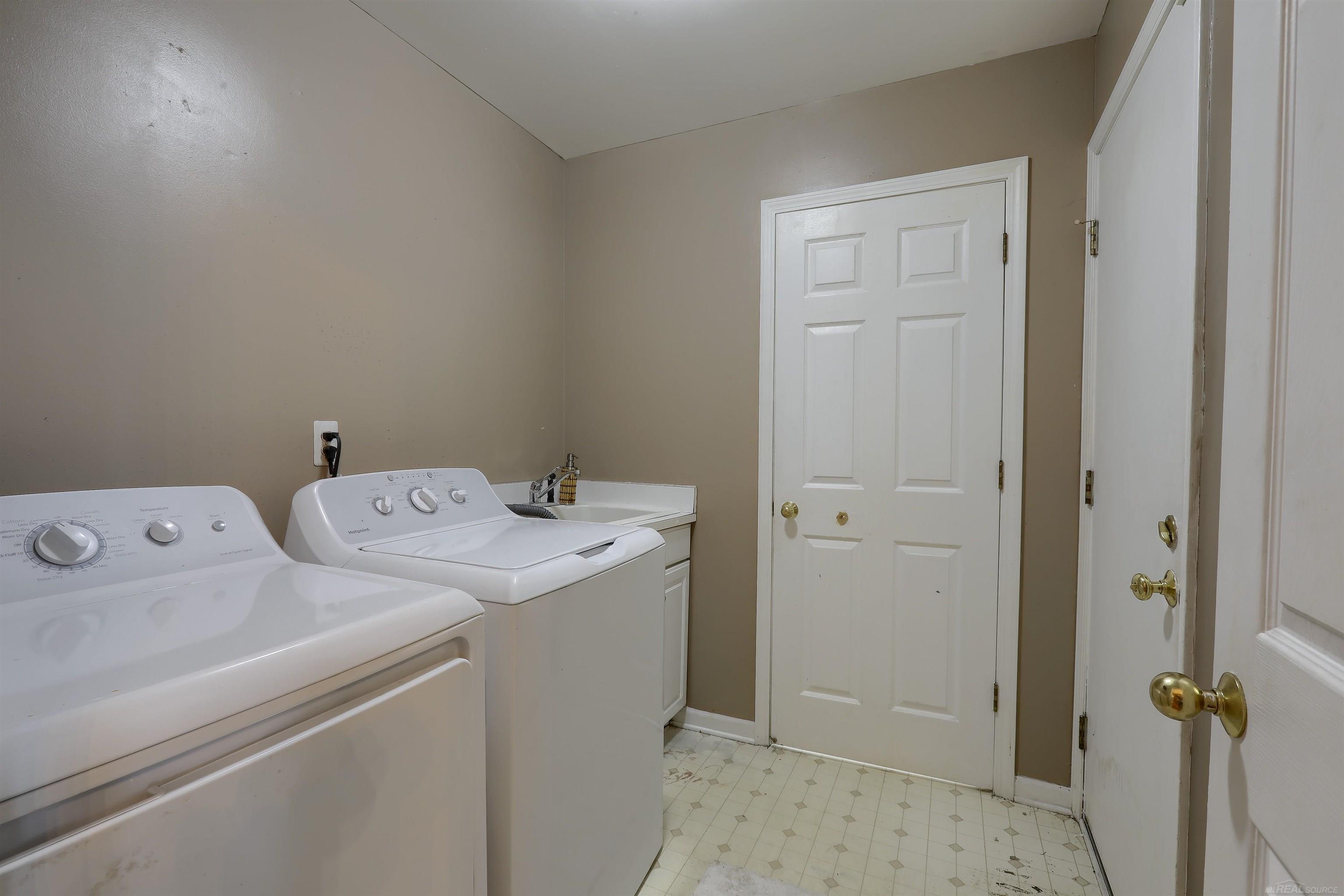 38895 Ridgeview Circle, Unit 58 Clinton Township, MI 48036 - Photo 16 of 33