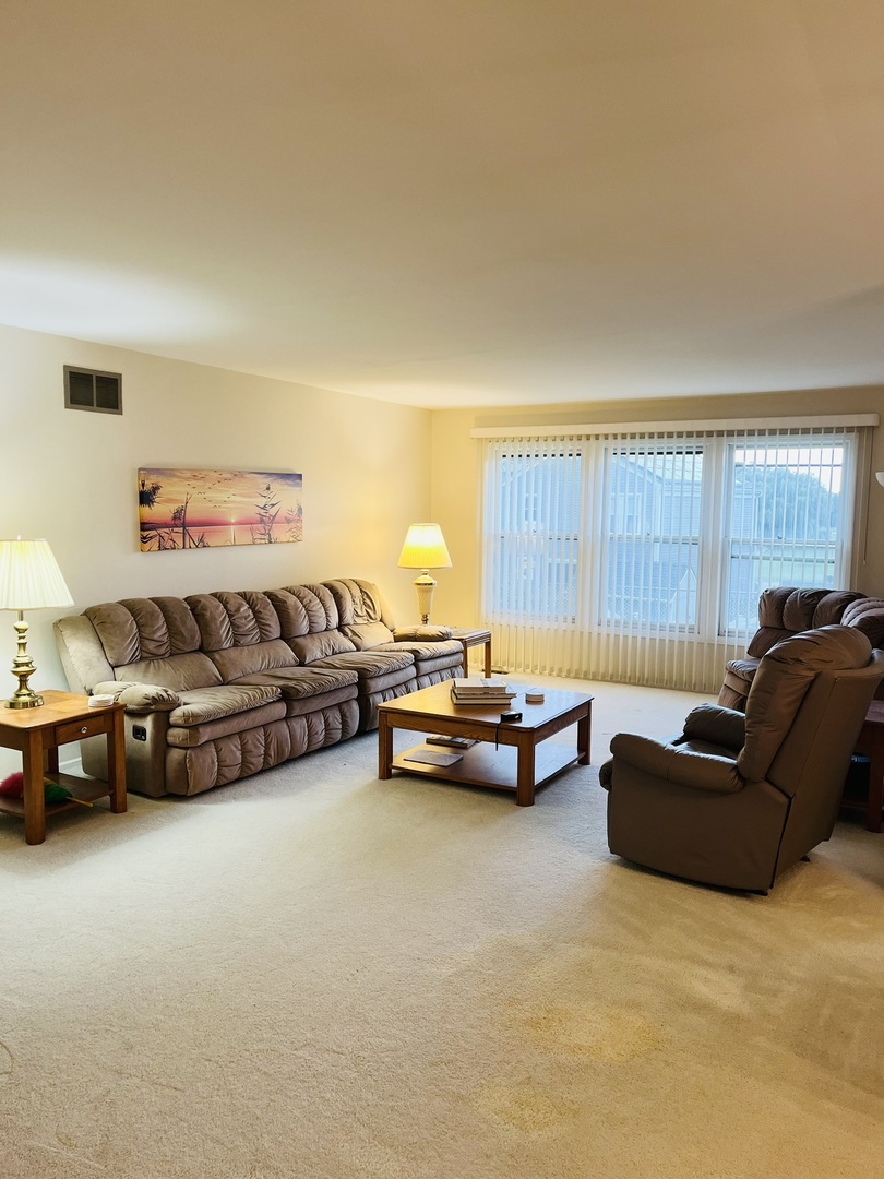 1915 Lawson Road Schaumburg, IL 60169 - Photo 4 of 18 Gallery Image 4