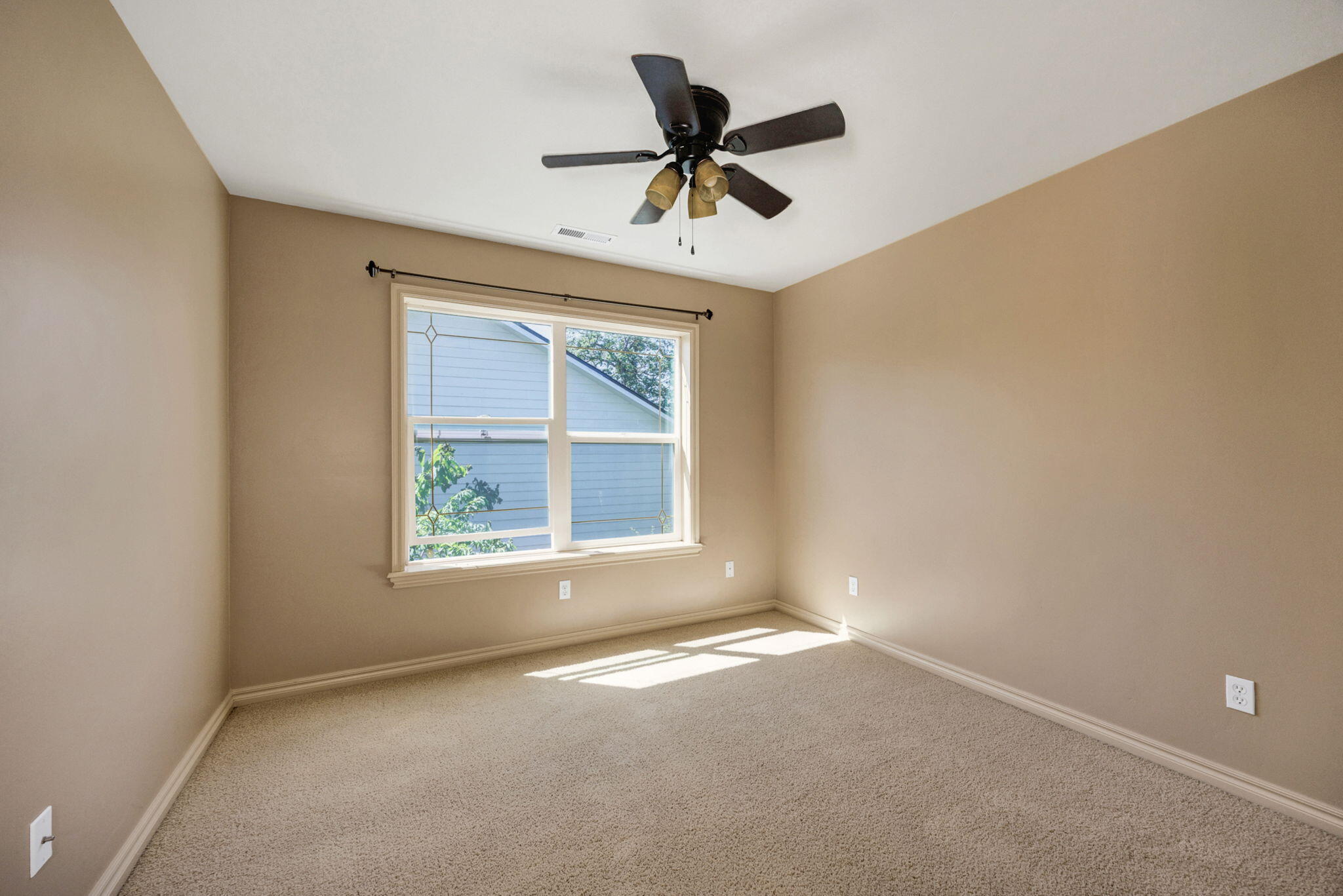 523 Ridgeway Avenue Central Point, OR 97502 - Photo 46 of 68 an empty room with a ceiling fan and window