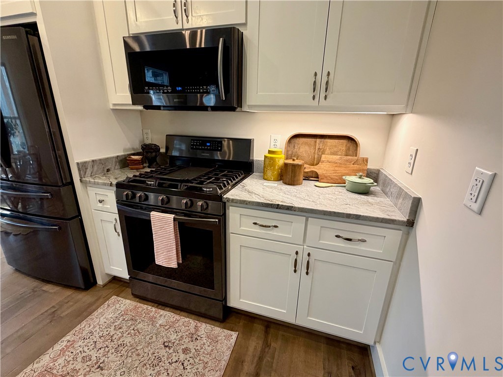 2516 Miry Run Road Sutherland, VA 23885 - Photo 31 of 45 a kitchen with a stove and a microwave