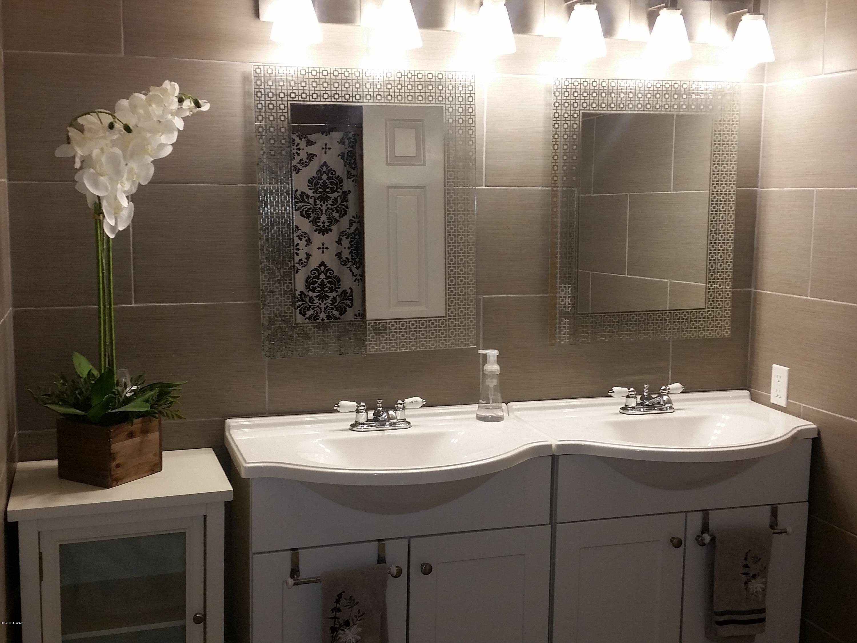 171 Chipmunk Road Bushkill, PA 18324 - Photo 17 of 27 master bath