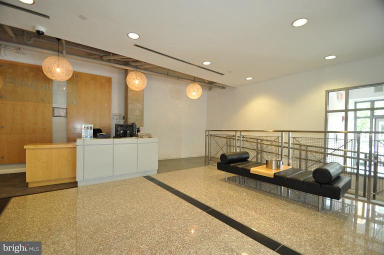 1300 N Street Northwest, Unit 812 Washington, DC 20005 - Photo 27 of 30 a bathroom with a tub a sink and mirror