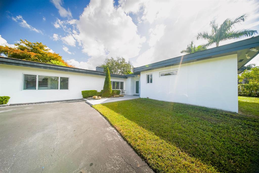241 Southwest 129th Avenue Miami, FL 33184 - Photo 26 of 27 a front view of a house with garden